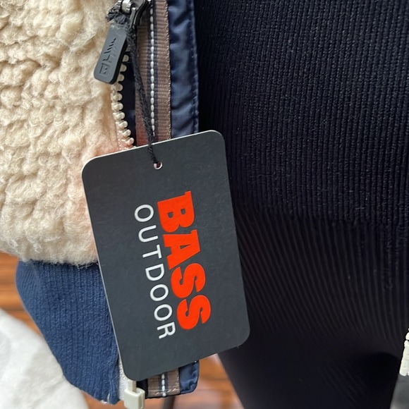 NWT: Fun outdoor hiking Vest.#32 - Picture 7 of 8